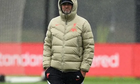 Van Dijk đắc chí khi xâu kim đàn em trên sân tập