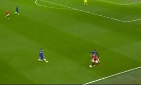 CĐV sexy nhất World Cup hút mọi ánh nhìn với trang phục hở ngực