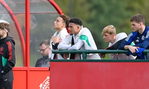 Jadon Sancho xuất hiện bất ngờ sau lệnh cấm của Ten Hag