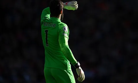Son Heung Min nằm sân, CĐV Tottenham lo sốt vó