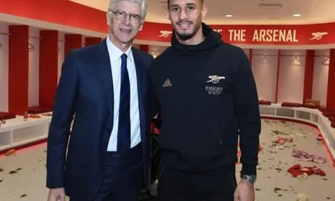 Dean Jones: "Tôi sẽ ngạc nhiên nếu Man United theo đuổi thương vụ đó"