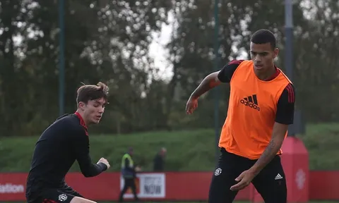 4 điểm nổi bật trên sân tập M.U: Phil Jones sẵn sàng; Tấm gương sáng Greenwood