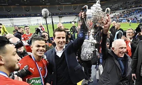 Rennes sa thải HLV Genesio, tái hợp với Julien Stephan