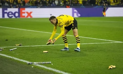 Cổ động viên Dortmund ném vàng giả xuống sân để phản đối UEFA