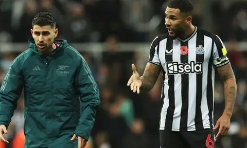 Jorginho khiến đội trưởng Newcastle nổi đóa