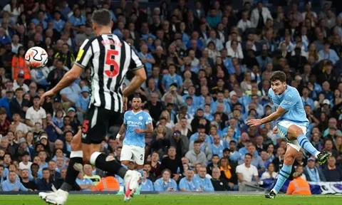 Alvarez lập siêu phẩm, Man City hạ gục Newcastle
