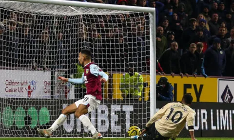 Điểm nhấn Burnley 0-2 Man United: Đỉnh cao Martial; Thót tim phút cuối