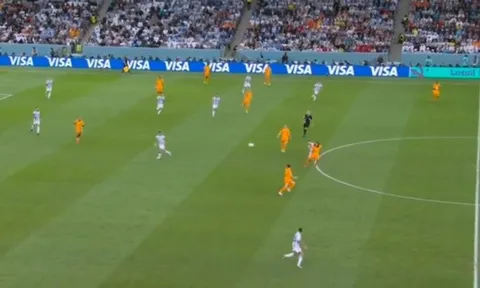 Ronaldo tạo cách ăn mừng mới