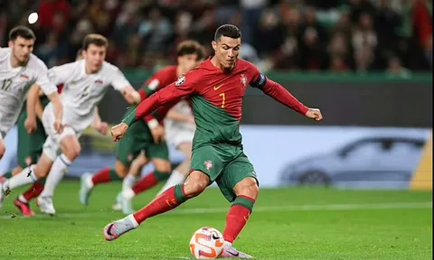 Lập kỷ lục mới, Ronaldo phá vỡ im lặng