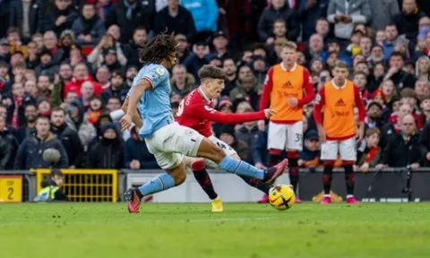 Lời khen của Van der Sar chỉ ra thương vụ trọng điểm của Man Utd