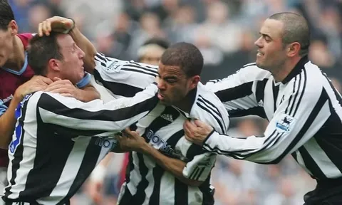 10 khoảnh khắc gây tranh cãi nhất trong lịch sử Premier League
