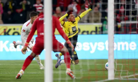 Sancho ngã đẹp kiếm phạt đền, Dortmund nối dài mạch bất bại