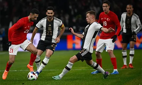 "Gundogan và Kimmich không phù hợp thi đấu cùng nhau ở tuyến giữa"