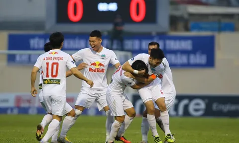 HAGL chiêu binh mãi mã; Tiền đạo Việt kiều cập bến V-League