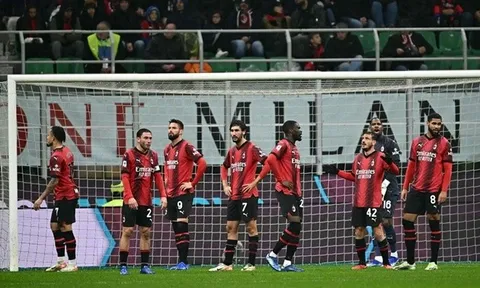 Cầu thủ AC Milan bị cổ động viên đội nhà la ó sau thất bại