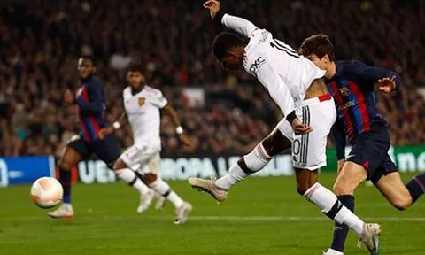 Ferdinand ngả mũ trước sao Man Utd