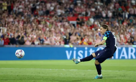 Michael Owen nói đỡ cho Nicolas Jackson
