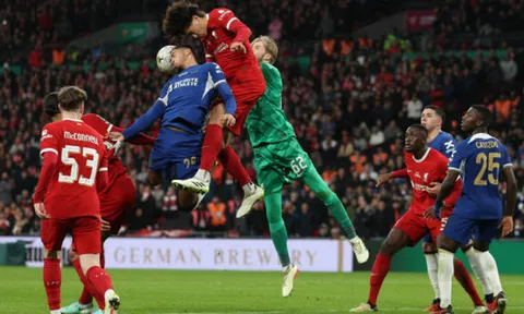 Gary Neville "hủy diệt" Chelsea
