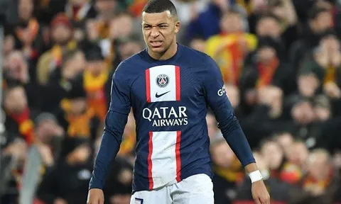 Vắng Messi và Neymar, PSG thua trận đầu năm