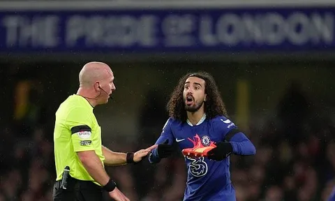 Hậu vệ Chelsea bị rách toạc giày, phải sử dụng 2 chiếc riêng biệt