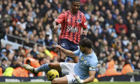 Ashley Young được khen ngợi trước Man City