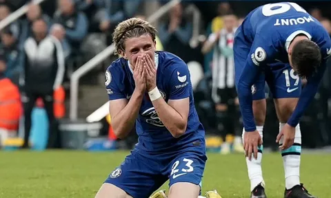 Carragher nói điều khó tin về Chelsea