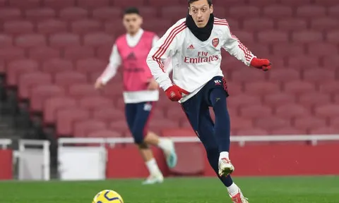 'Đối thủ' trở lại, Mesut Ozil bắt đầu lo lắng vì hình ảnh này