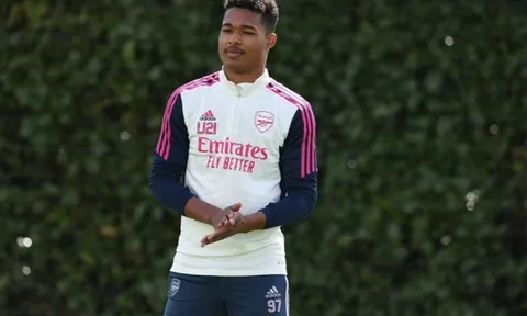 Zinchenko hé lộ sao trẻ đẩy ngã được cả Jesus