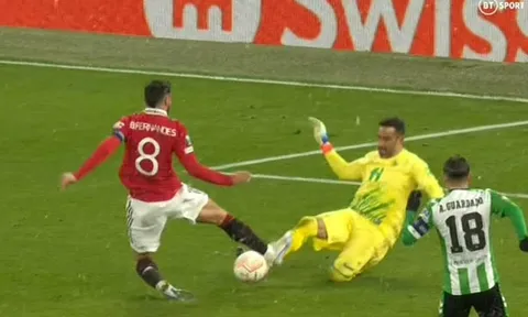 Bruno Fernandes thoát thẻ đỏ, chuyên gia đồng tình với trọng tài