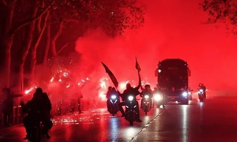 Mino Raiola tư vấn để Xavi Simons ra yêu sách với PSG