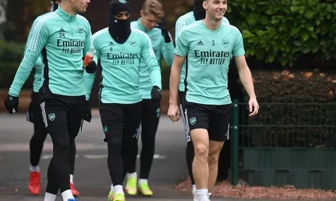Sân tập Arsenal rộn ràng, đội trưởng tương lai lừa bóng qua Arteta