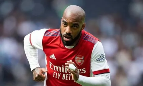Trở ngại duy nhất khiến Lacazette chưa thể đáp bến đỗ mới