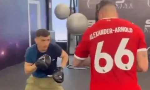 Lý do Torres khoác áo đấu có in tên Alexander-Arnold