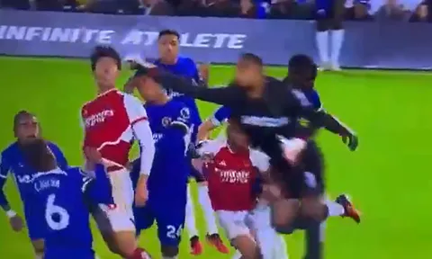 Arsenal lại khóc hận vì VAR