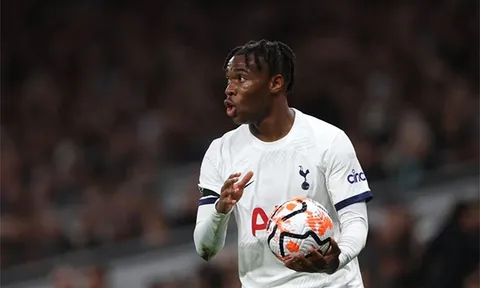 Paul Merson ấn tượng với sự toàn diện của Destiny Udogie