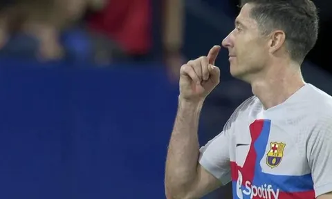 Lewandowski trả giá đắt vì 'khịa' trọng tài