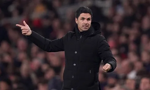 Neville: "Arsenal vẫn còn sống"