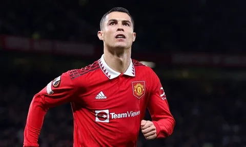 "Chưa từng thấy HLV nào bảo Ronaldo vào sân khi còn 2 phút"