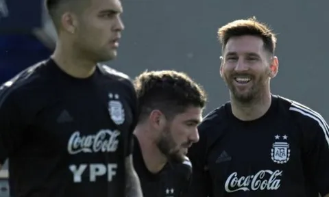 Dybala chăm chú nhìn Messi đánh đầu