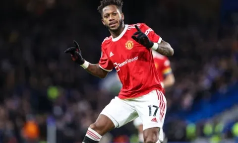 Fred đáp lễ Mendy, vùng vằng không cho 1 sao Chelsea đụng chạm