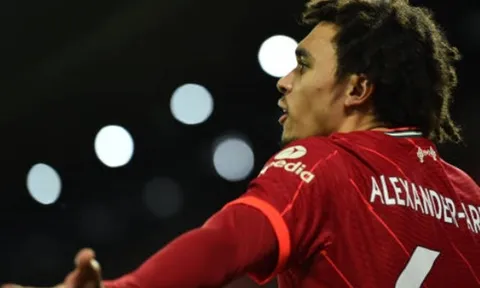 Nhìn Trent Alexander-Arnold, 2 sao Liverpool đồng loạt ôm đầu