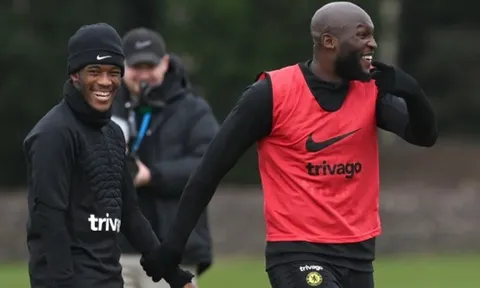 Lukaku cười tít mắt nắm tay viện binh, Chelsea sửa soạn đụng độ Gerrard