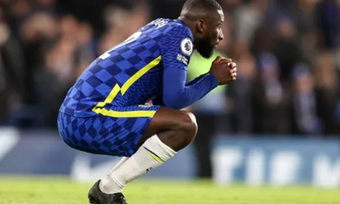 Sao Chelsea phi thân đạp cả 2 chân, trọng tài Mike Dean đã nhẹ tay?