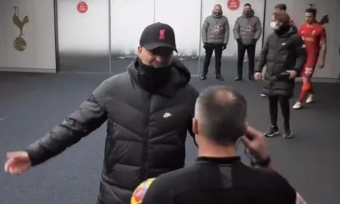 Bực bội 2 pha bóng, Klopp tiến đến trọng tài trong đường hầm giữa trận