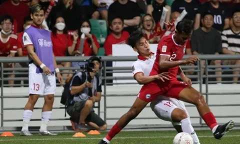 Văn Thanh bị cầu thủ Singapore vung tay vào mặt