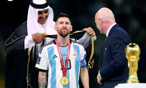 FIFA vi phạm nguyên tắc của chính mình khi để Messi mặc bisht