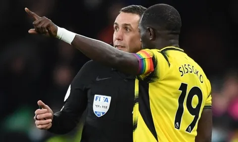 Vì sao trận Chelsea - Watford bị hoãn ngay phút 12?