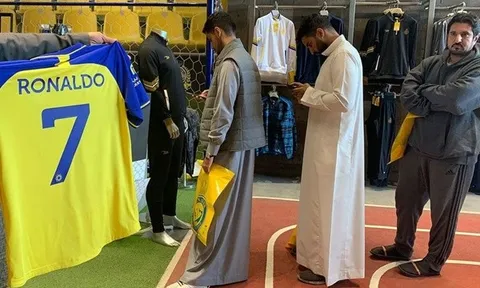 Cổ động viên xếp hàng mua áo đấu Ronaldo
