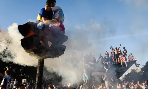 Muôn kiểu ăn mừng Messi lần đầu tiên vô địch World Cup