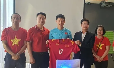 Tuyển Việt Nam được động viên trên đất Thái Lan